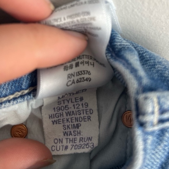 MOTHER High Waisted Weekend Skimp in On the Run
Size 29 - Picture 9 of 12